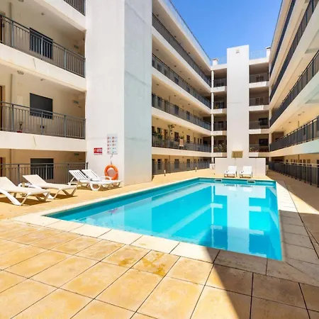 Prime Location, Pool, Free Parking Olhão