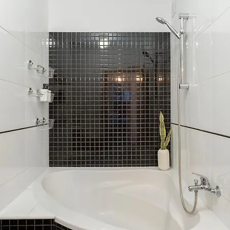 Prime Location, Pool, Free Parking דירה *