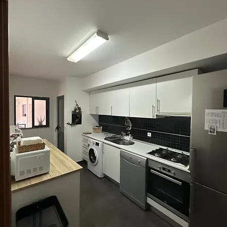 2 Minutes To Island Ferry, Pool, Private Parking Apartment *