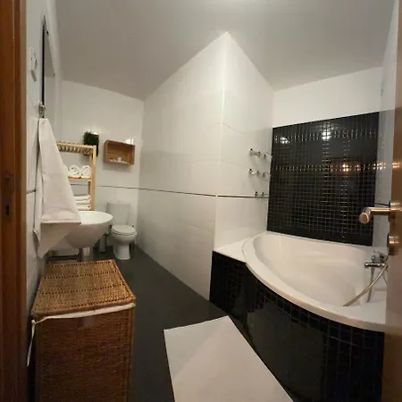 2 Minutes To Island Ferry, Pool, Private Parking Olhao