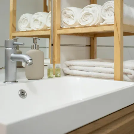 Prime Location, Pool, Free Parking * Olhão